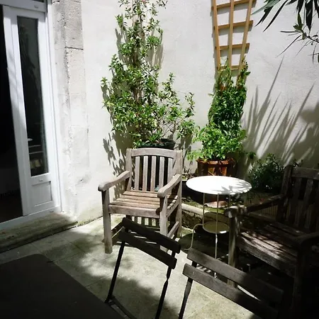 Appartement Avignon Centre Intra Muros Cour Exterieure Parking Prive Gratuit Exterior photo