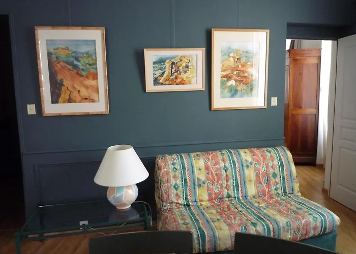 Appartement Avignon Centre Intra Muros Cour Exterieure Parking Prive Gratuit