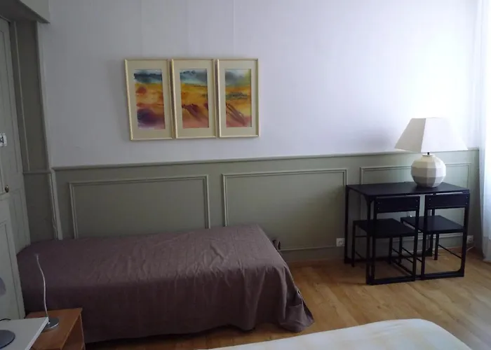 Appartement Avignon Centre Intra Muros Cour Exterieure Parking Prive Gratuit